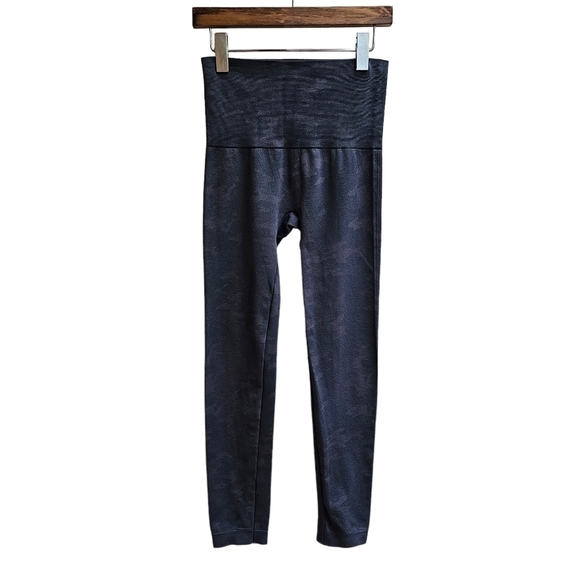 BAGATELLE Collection High Rise Leggings in Muted Camo, Size Medium - Picture 2 of 8